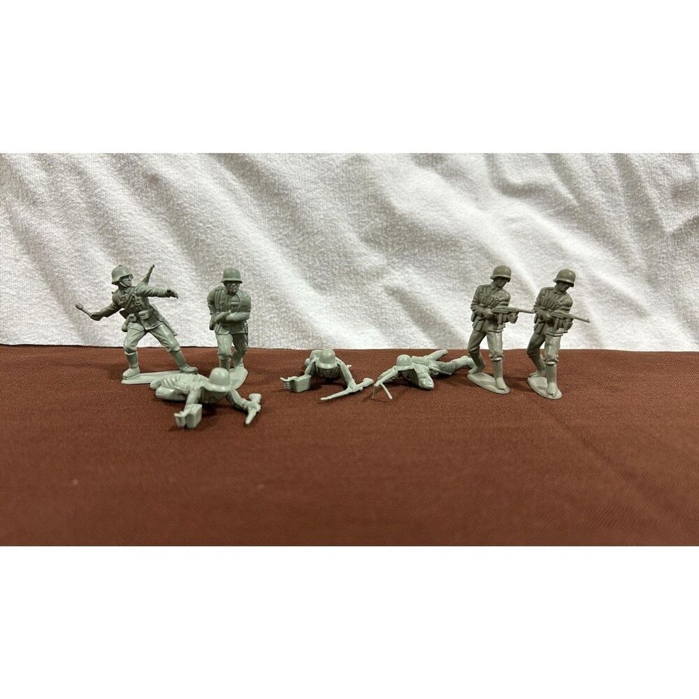 Lot of 7 Light Gray Army Men